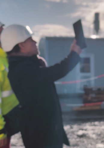 Moissonneuse dans un champ de blé photovoltaique